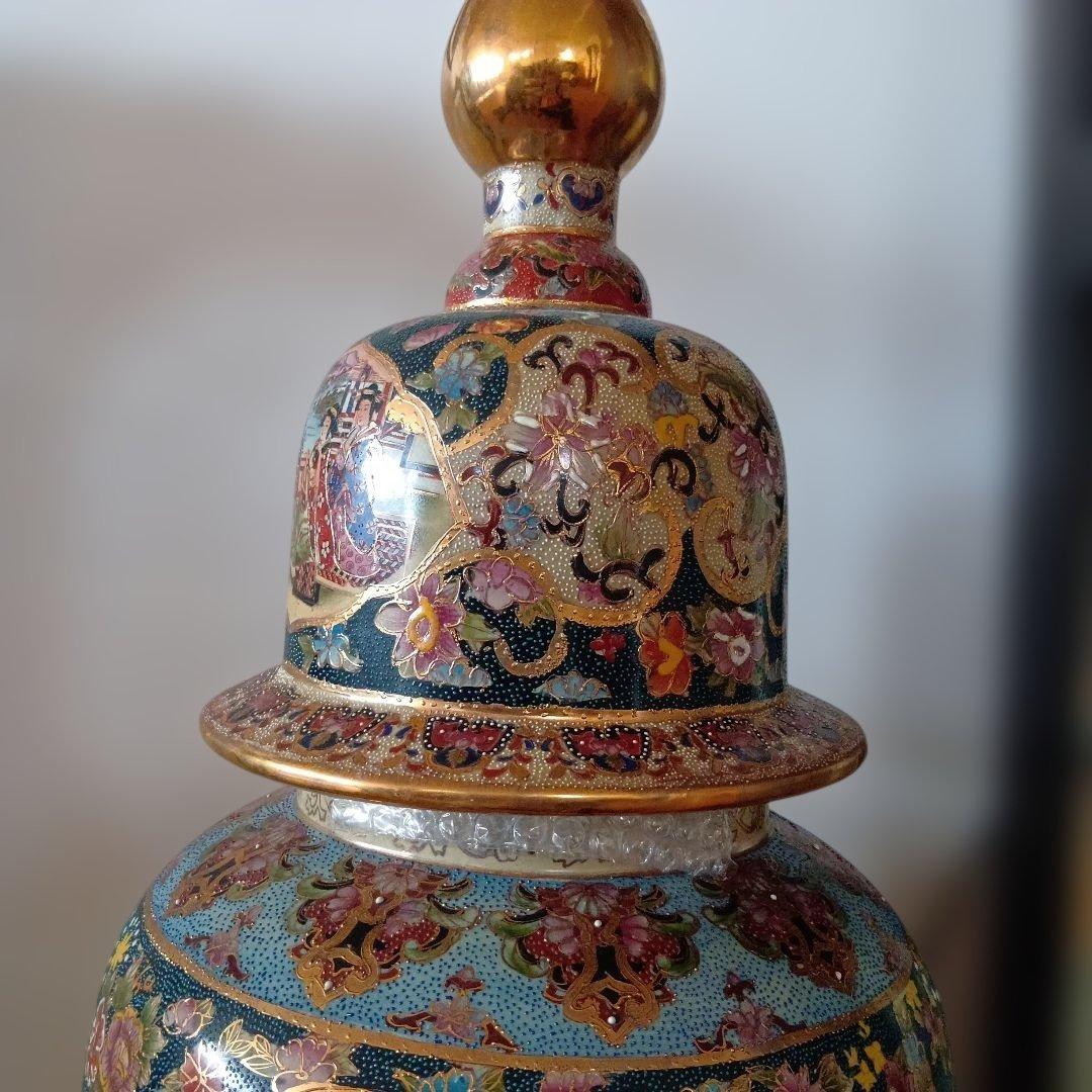 日本の伝統的な陶器の壺