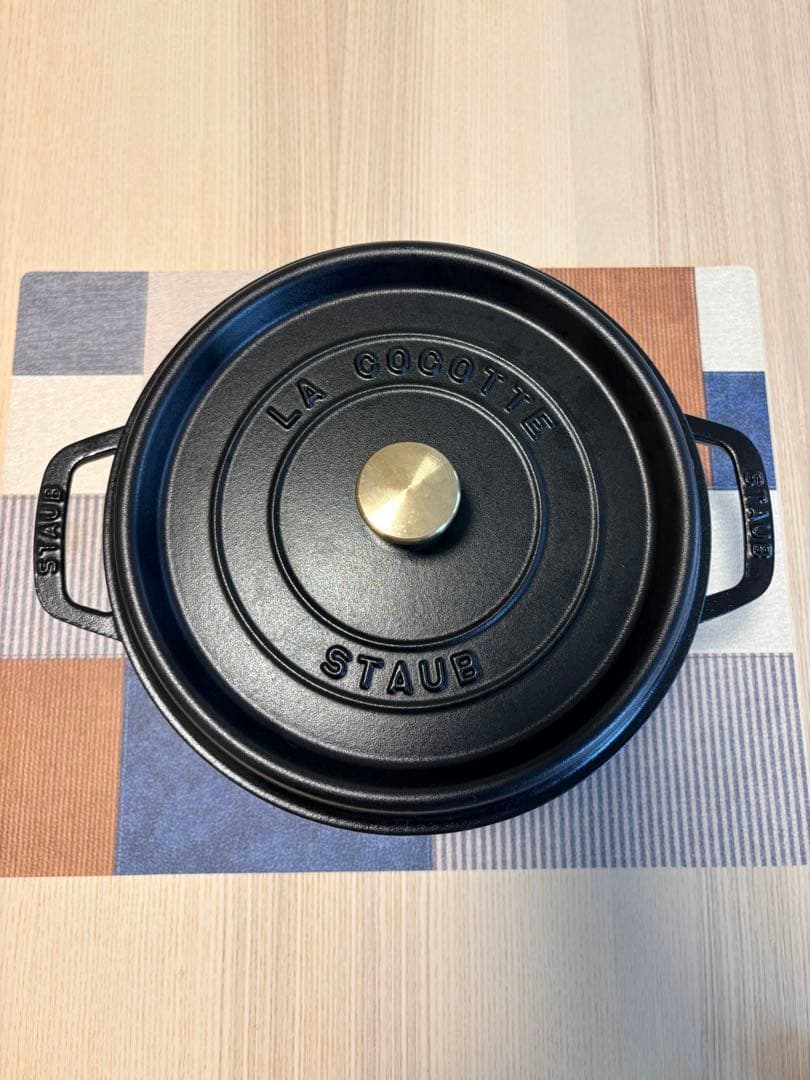 ストウブ ピコ・ココットラウンド ブラック 24cm ウッドリッドホルダー