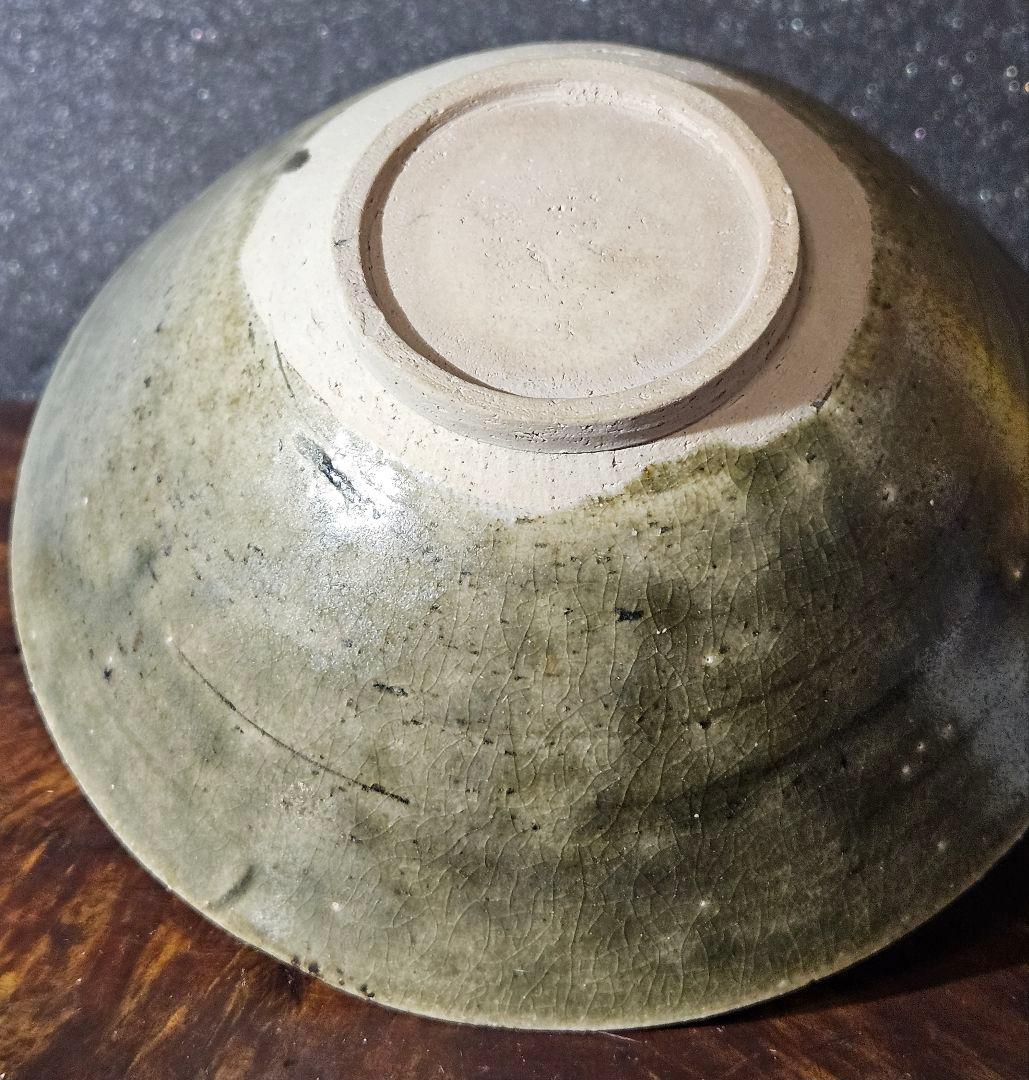 中国古美術　中国古陶磁器　耀州窯系　陽刻浮彫　十字文様　草花文様　青磁碗　茶碗