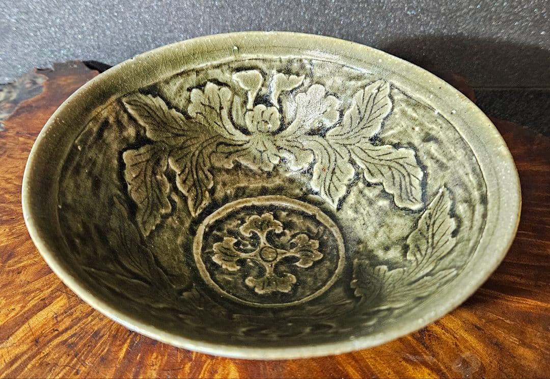 中国古美術　中国古陶磁器　耀州窯系　陽刻浮彫　十字文様　草花文様　青磁碗　茶碗