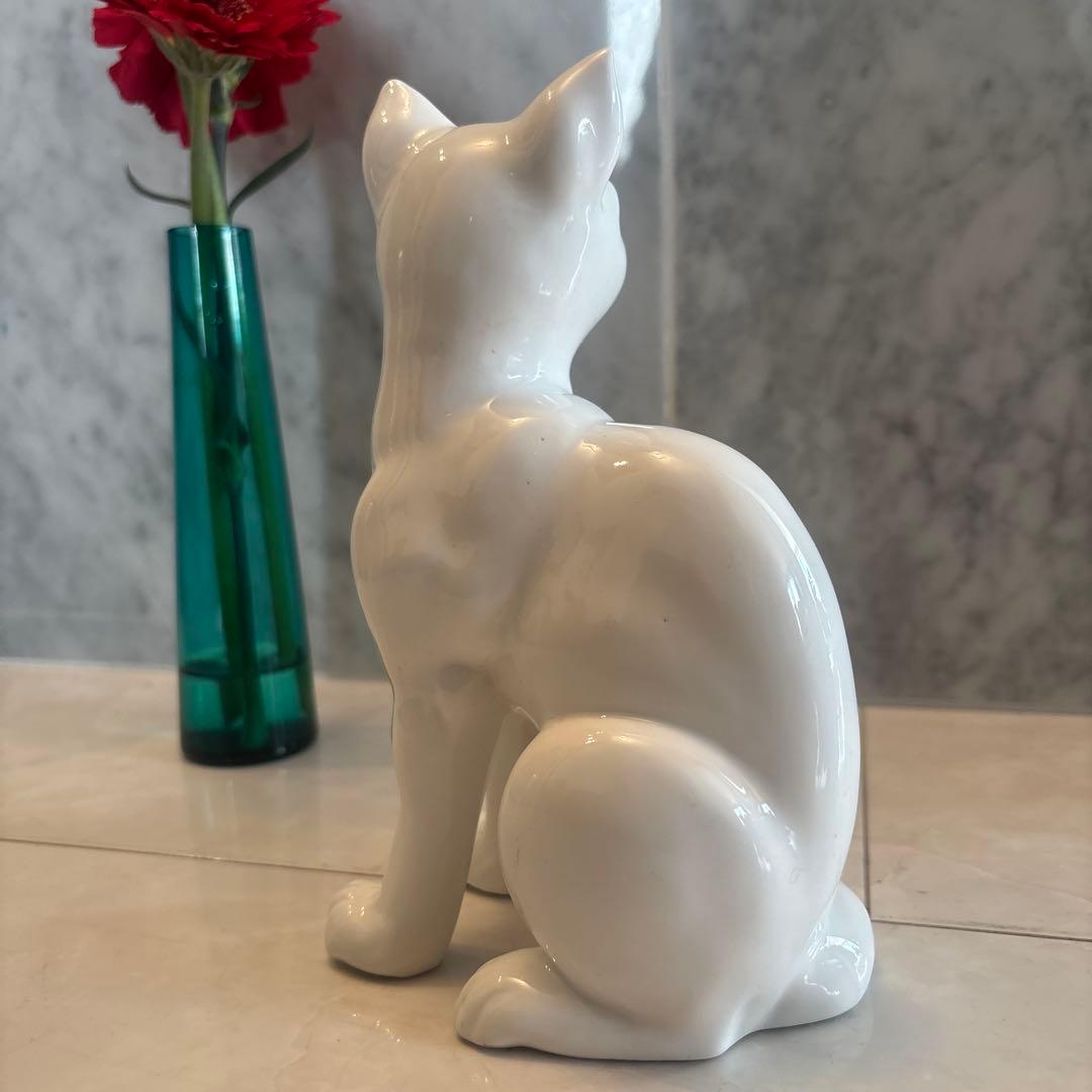 アンティーク妖艶な瞳や猫背が美しく存在感抜群の白磁の猫