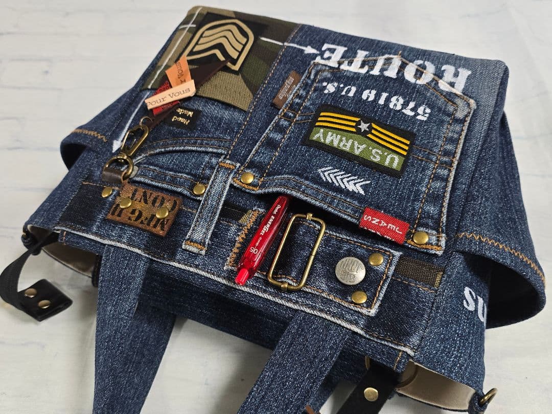 デニムリメイクトートバッグ ◆底板 ◆ショルダー紐 ◆ファスナー付き ◆ポーチ