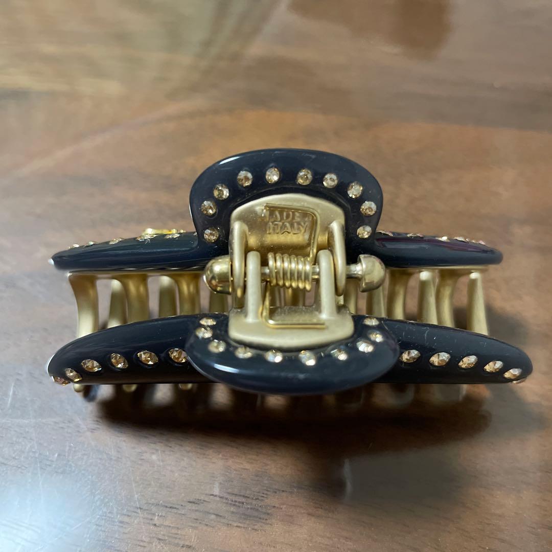 accaのネイビーとゴールドのヘアクリップ