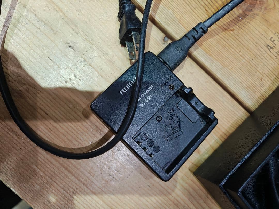 Fujifilm X100 コンパクトデジタルカメラ 箱 充電器バッテリー3個付