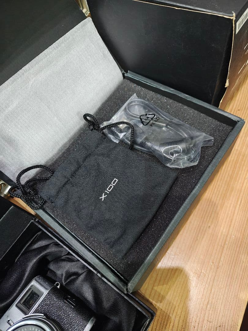 Fujifilm X100 コンパクトデジタルカメラ 箱 充電器バッテリー3個付