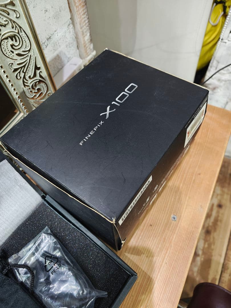 Fujifilm X100 コンパクトデジタルカメラ 箱 充電器バッテリー3個付