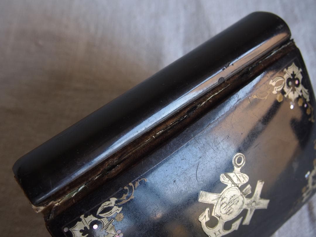 ミサ典礼書 白蝶貝象嵌と金彩装飾の古い本 留め金付きのカトリック祈祷書/K370