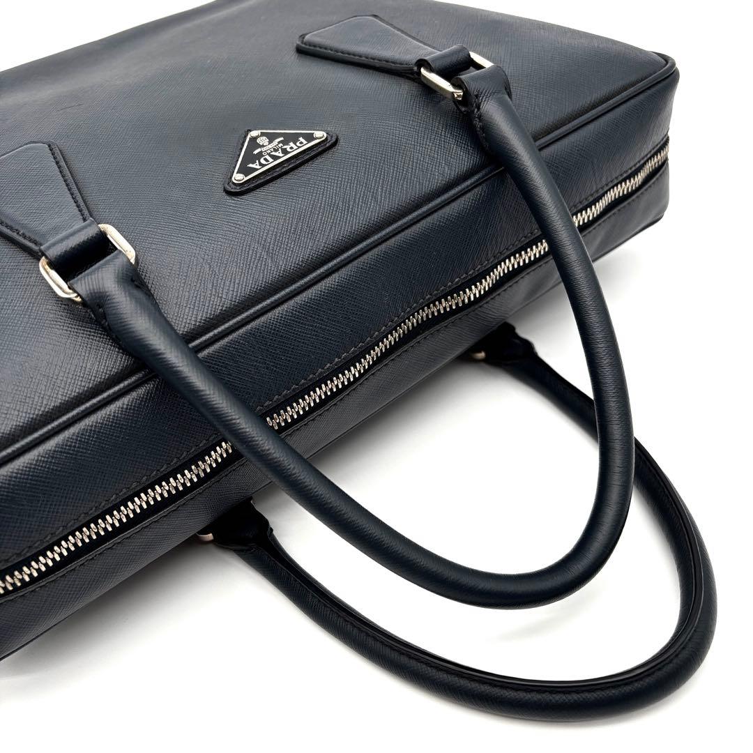 美品 プラダ ビジネスバッグ サフィアーノレザー 三角ロゴ 白タグ ネイビー