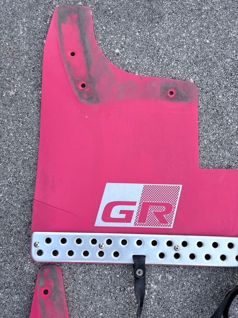 トヨタ　ハイラックス専用GR 純正マッドフラップ レッド