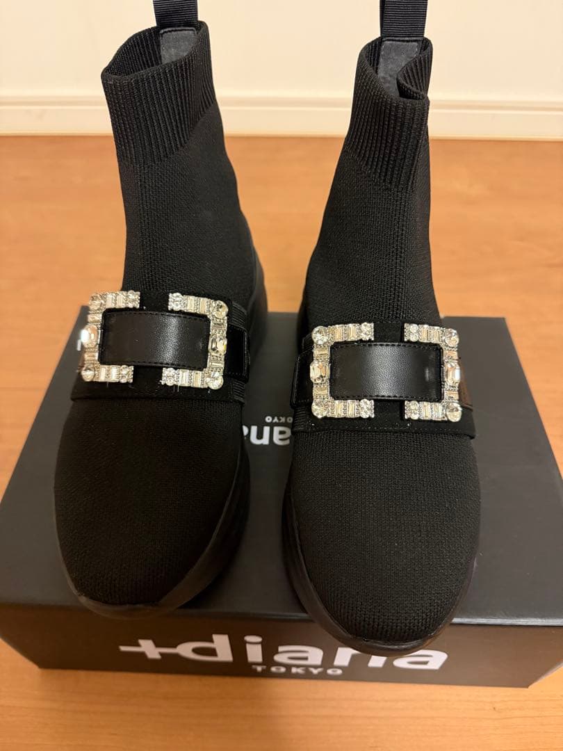 diana ブラック ストーンバックル付きニットブーツ