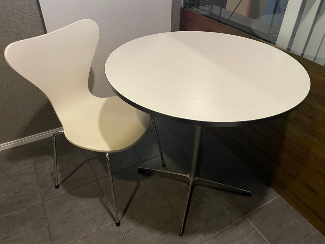 m■ヤコブセン　サーキュラー/ シルバーライン HPL ラウンドテーブル