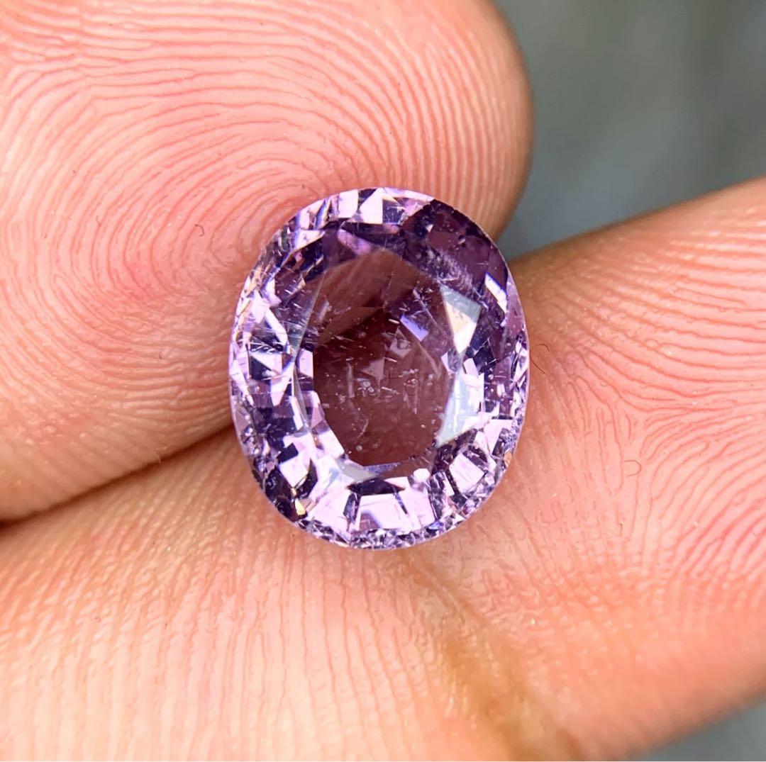 オーバルカットの天然スピネル宝石。GIL認定