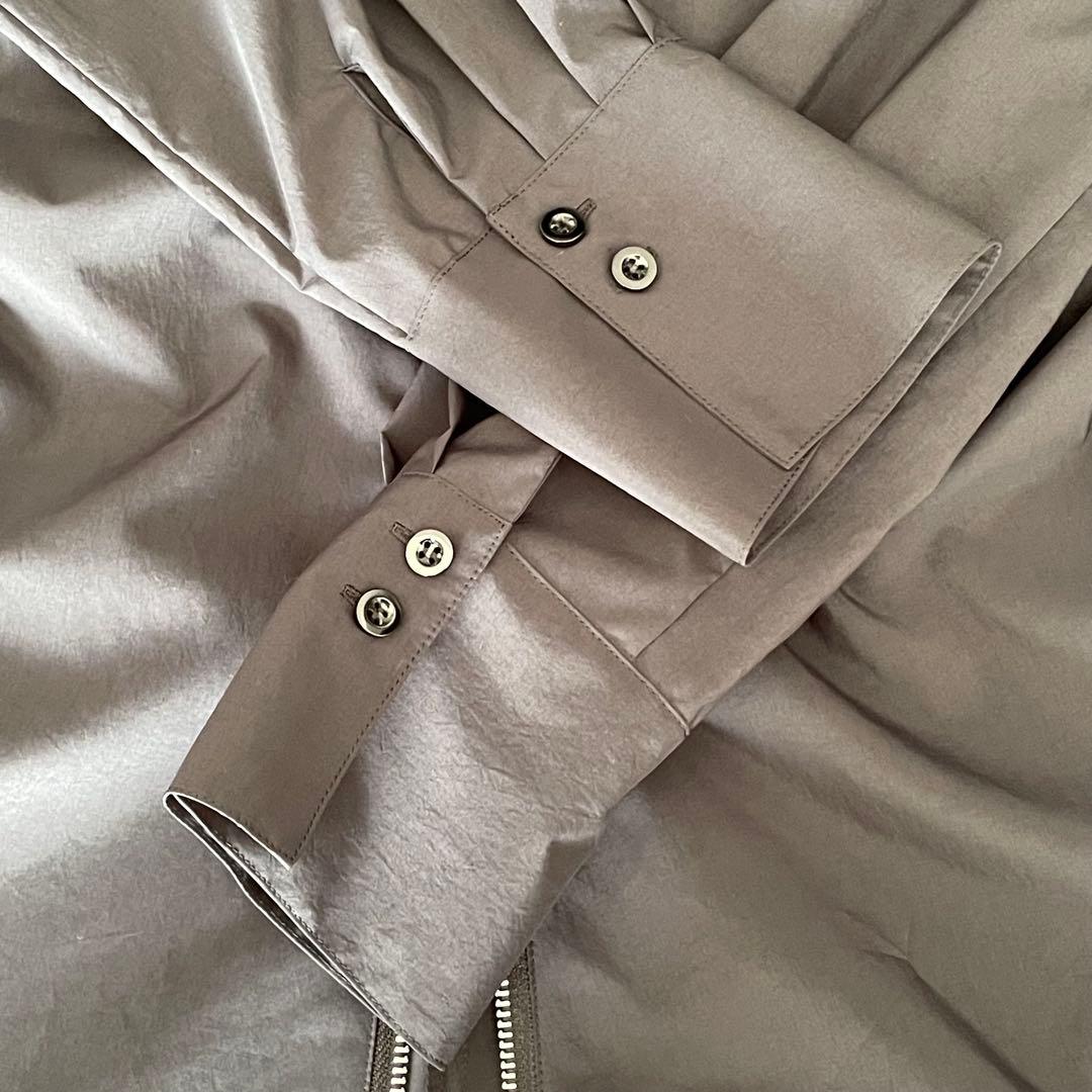 美品　ユナイテッドトウキョウ　サイドギャザージップシャツ