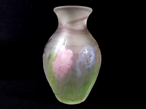 陽刻蜻蛉蝶紋硝子花瓶　花器　高さ18cm