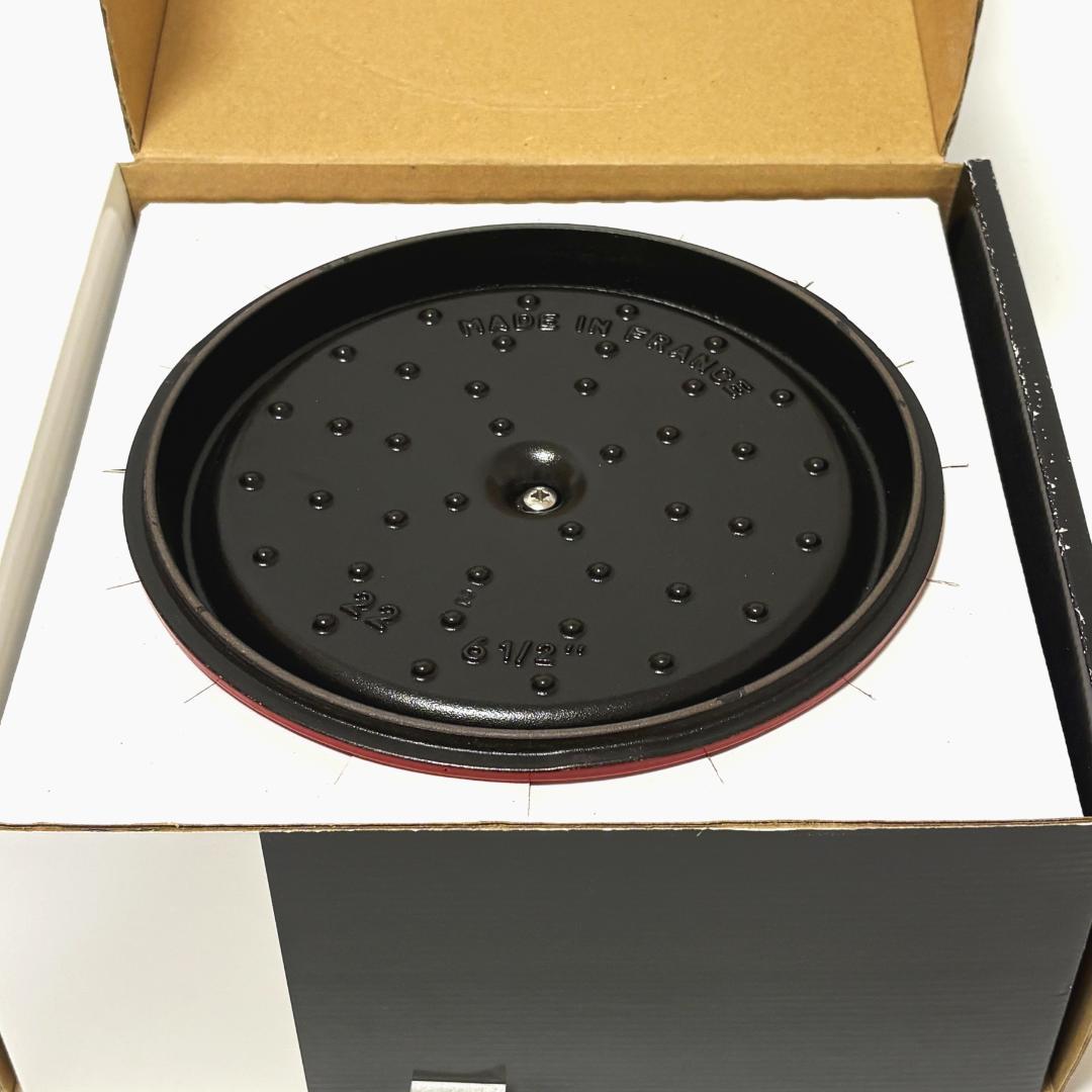【新品未使用】ストウブ22センチ　2.6ℓ staub 鋳鉄鍋 赤