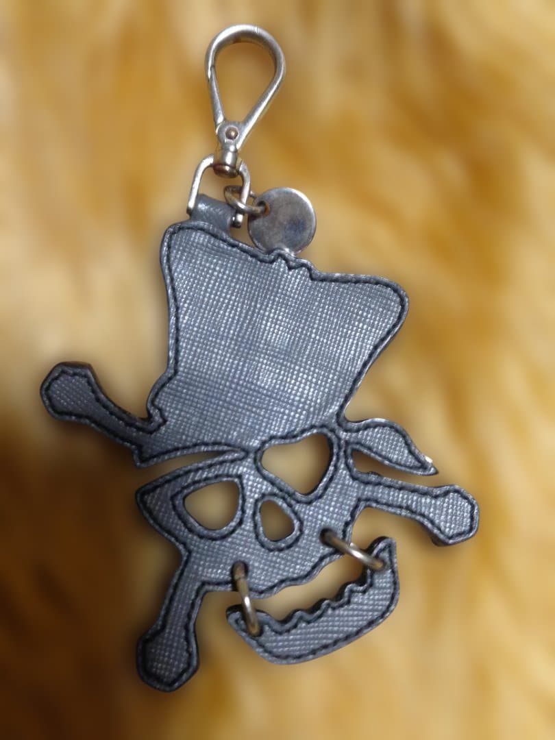 美品　プラダスカルと王冠デザインのキーホルダー