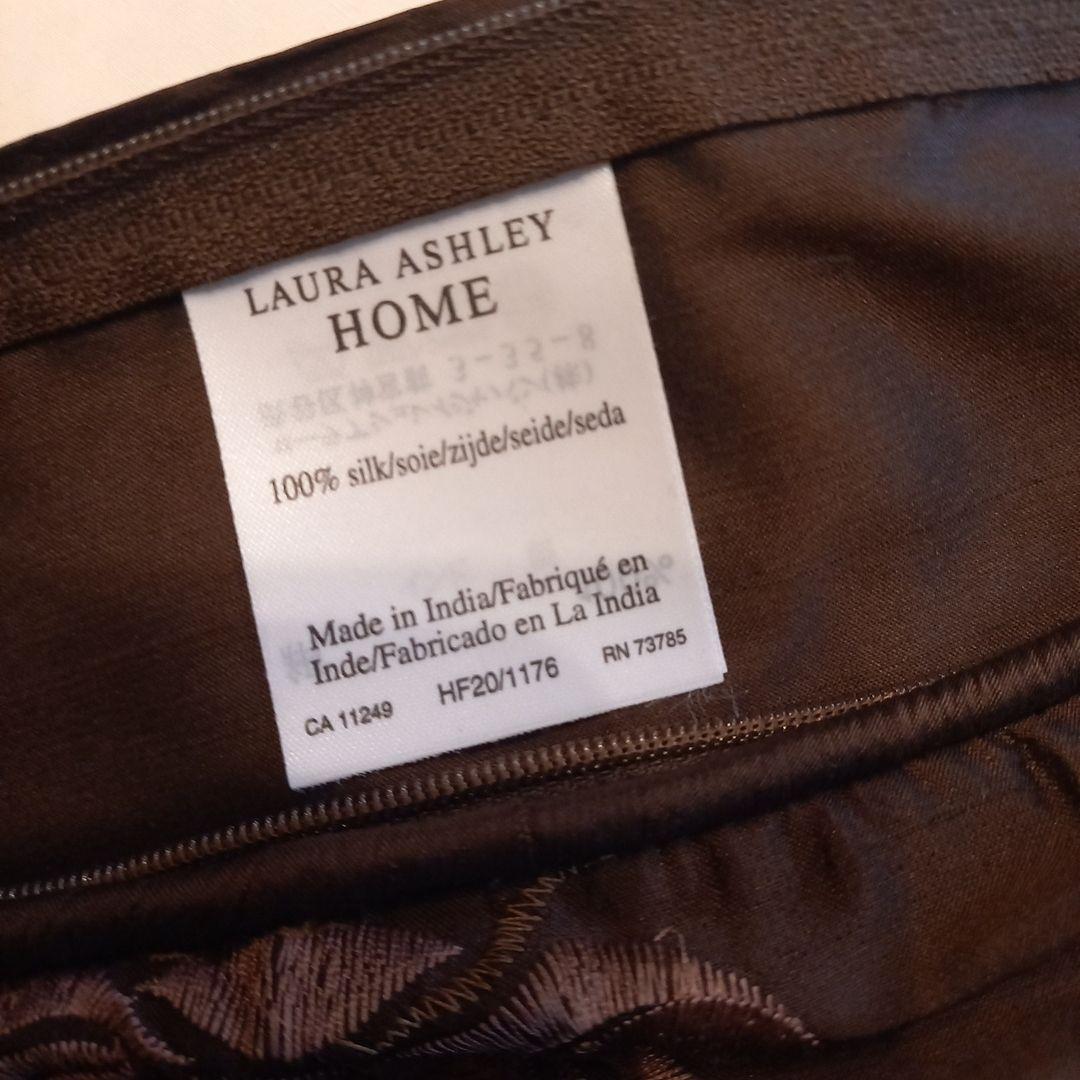 LAURA ASHLEYシルククッション