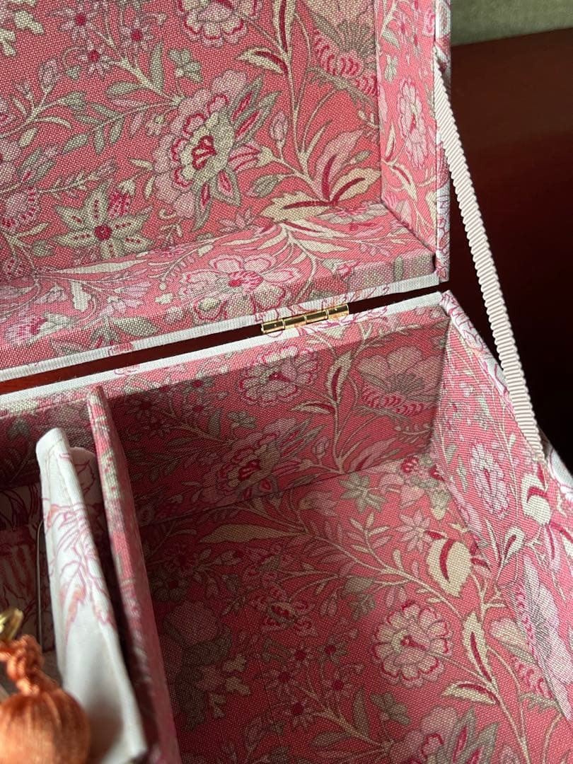 カルトナージュ裁縫箱(中) ピンクオレンジ色　遊んでいる子供達が可愛い‼️