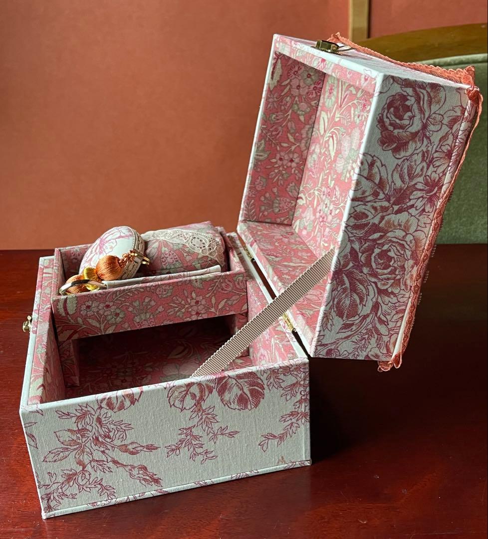 カルトナージュ裁縫箱(中) ピンクオレンジ色　遊んでいる子供達が可愛い‼️