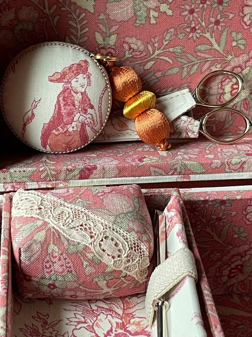 カルトナージュ裁縫箱(中) ピンクオレンジ色　遊んでいる子供達が可愛い‼️