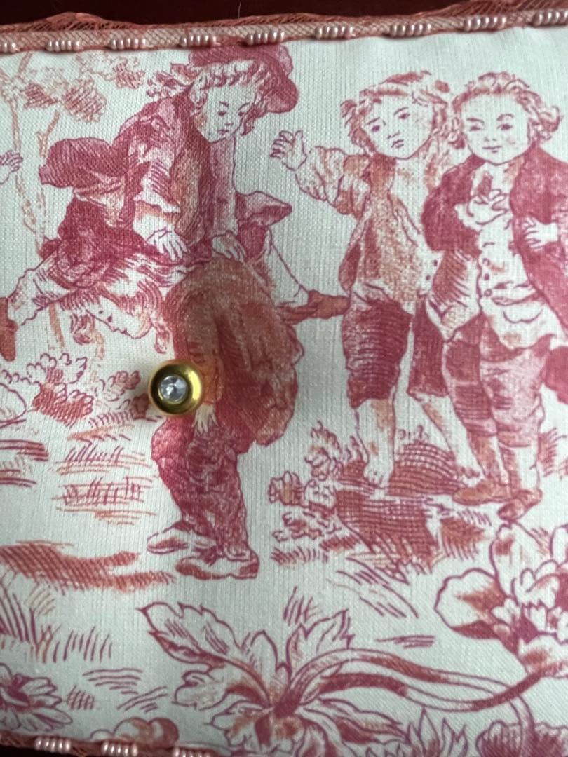 カルトナージュ裁縫箱(中) ピンクオレンジ色　遊んでいる子供達が可愛い‼️