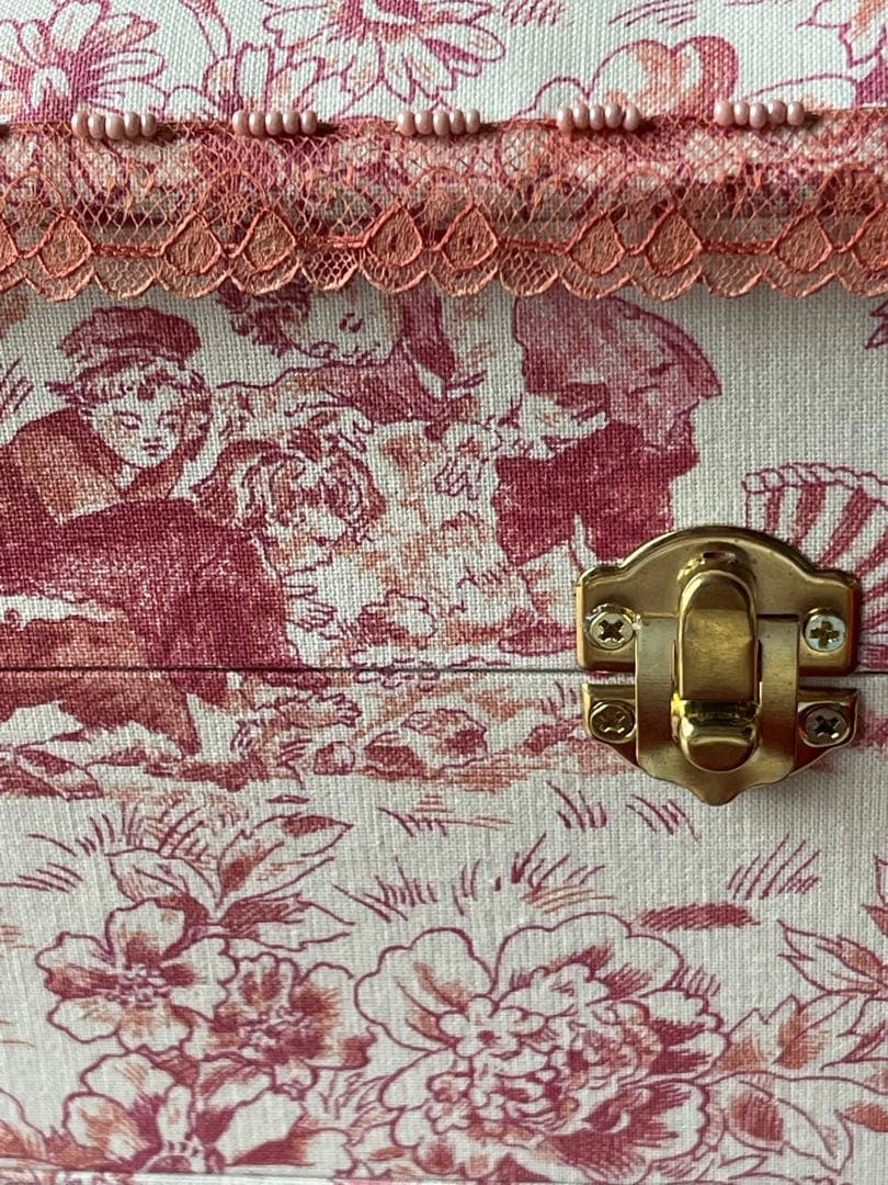 カルトナージュ裁縫箱(中) ピンクオレンジ色　遊んでいる子供達が可愛い‼️