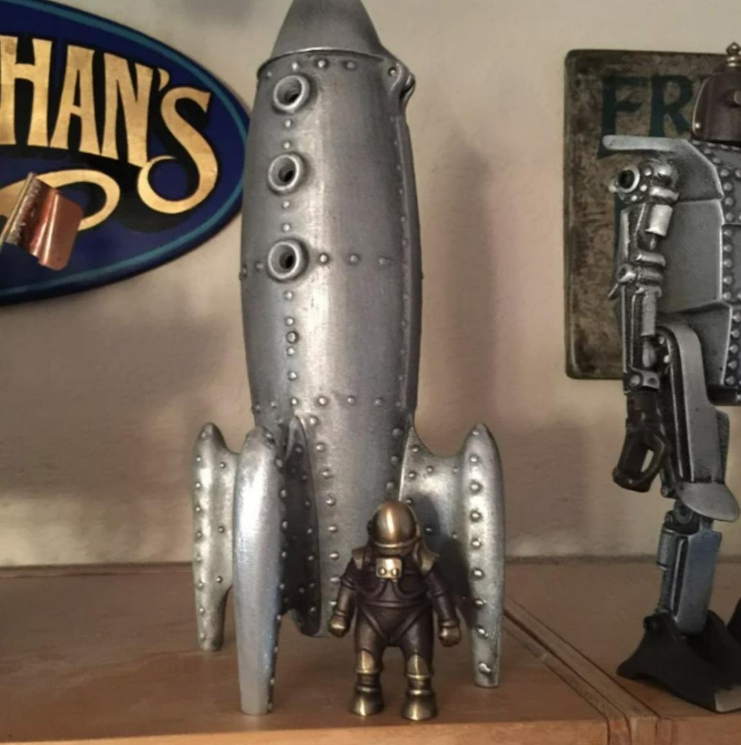 月ロケットと宇宙飛行士の置物　金属製　作家もの