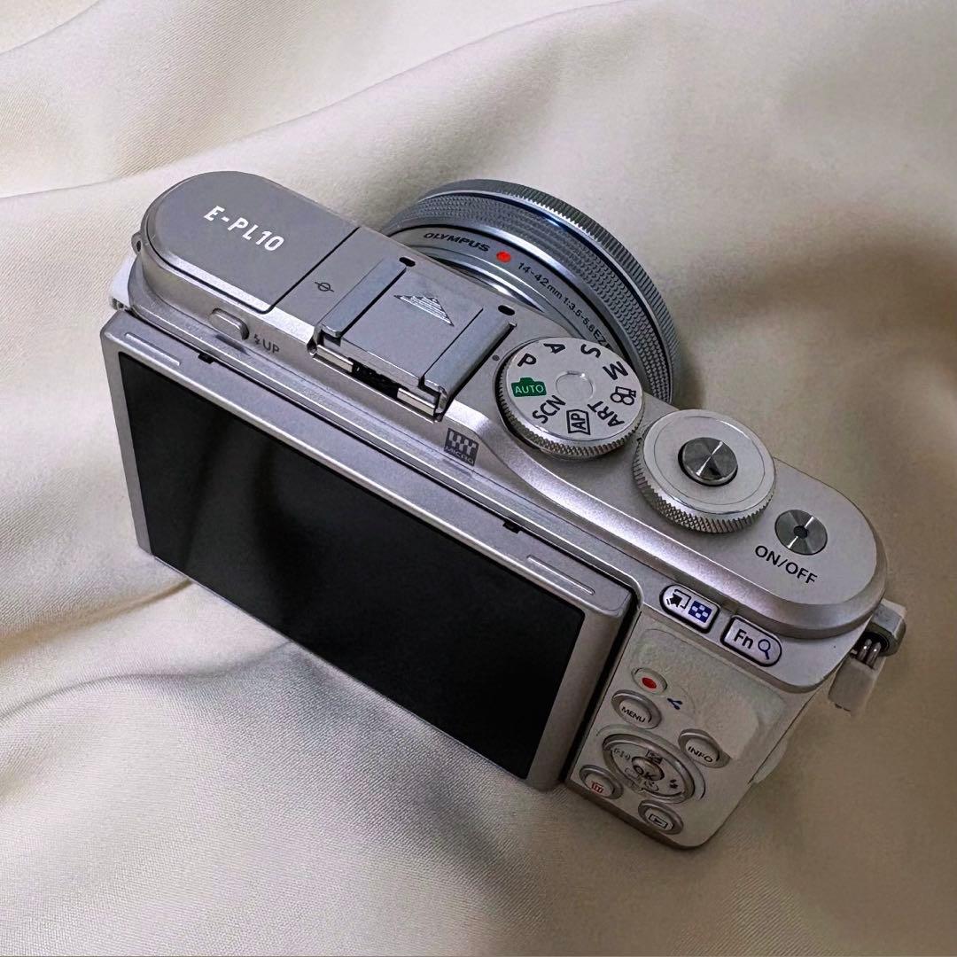 オリンパス ミラーレス カメラ 一眼レフ OLYMPUS PEN ホワイト 写真