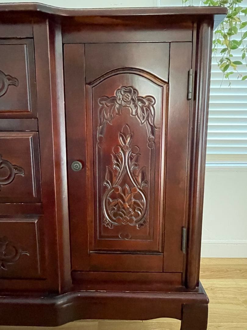 クラシックな雰囲気漂うアンティーク調のサイドボード、キャビネット、棚