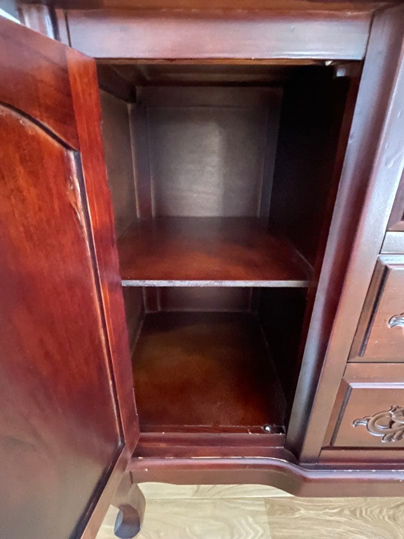 クラシックな雰囲気漂うアンティーク調のサイドボード、キャビネット、棚