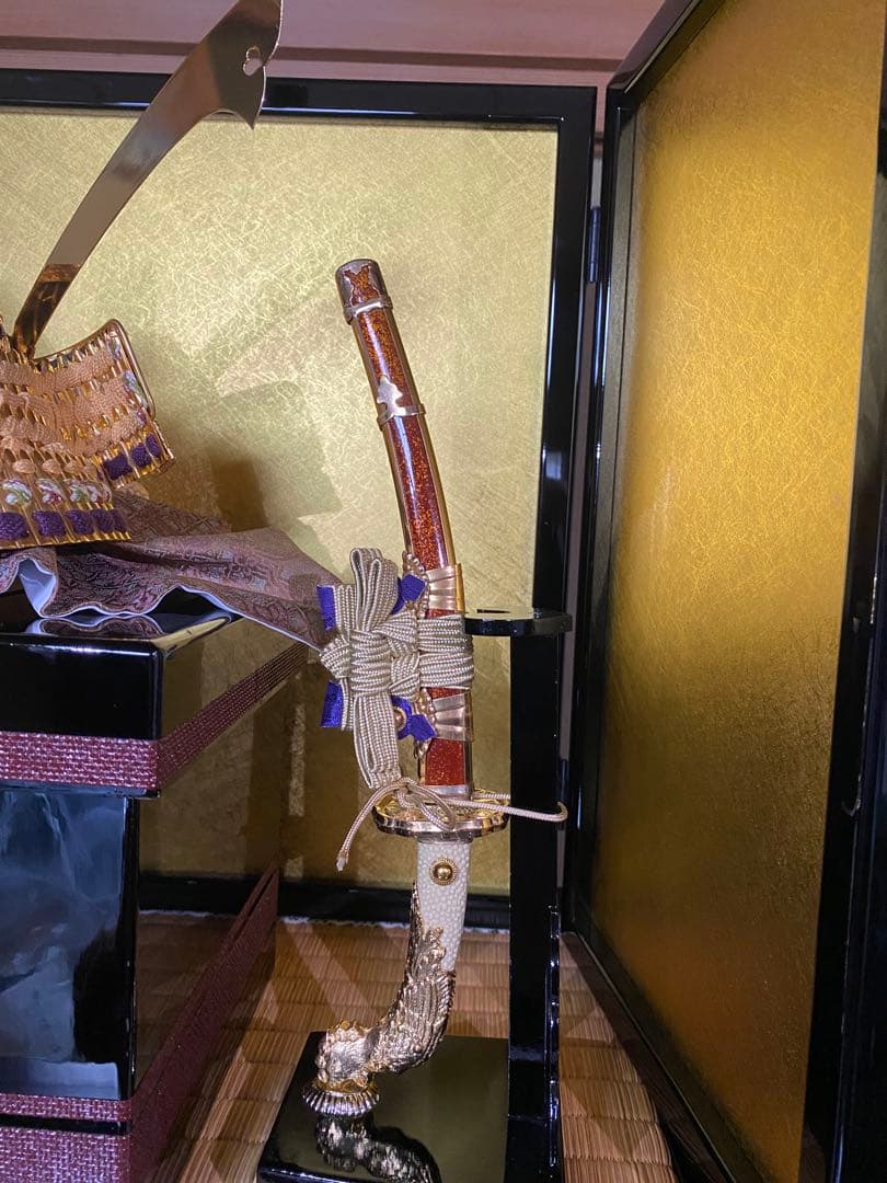 伝統的な兜飾りと刀付き