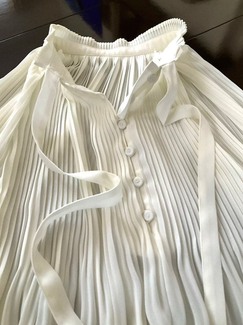 ホワイト プリーツ フレア袖ブラウス