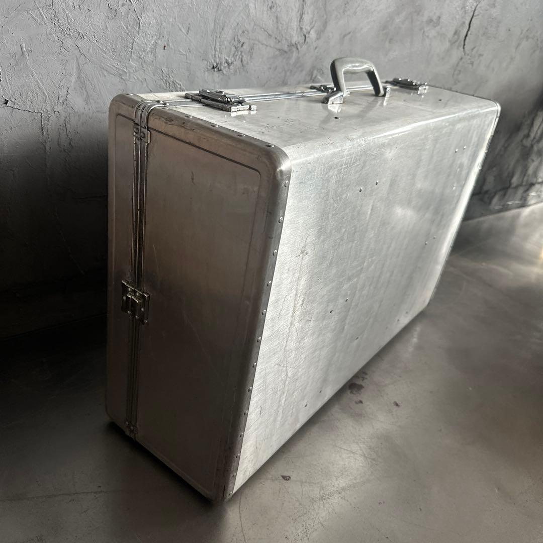 かっこよすぎるアルミニウム製大型スーツケース　収納やテーブルにしたらカッコいい