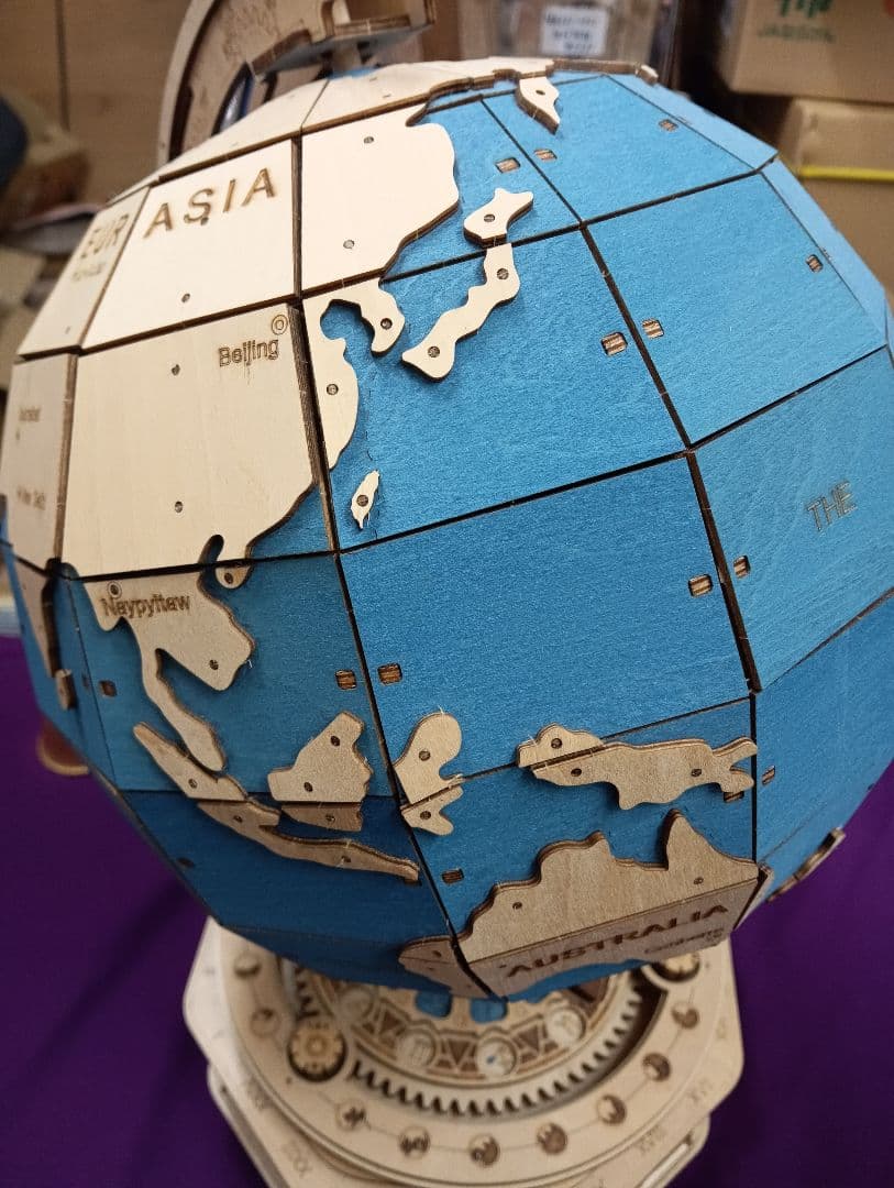 ３Ｄ型ウッドパネル地球儀高さ５３センチX胴経９５センチ大サイズ完成品オブジェ置物