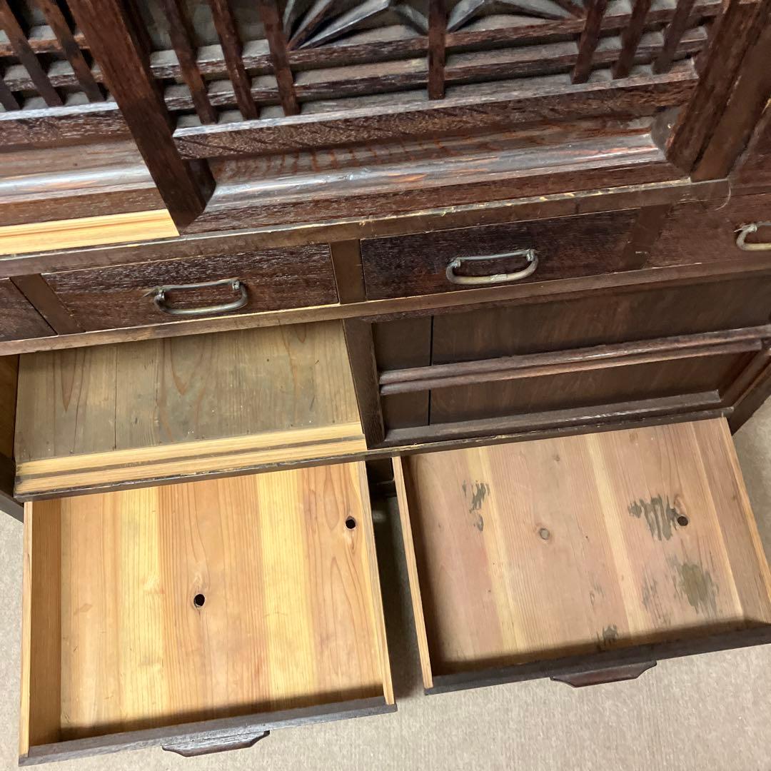 「組子細工のガラス入り引き戸」のある大正〜昭和時代のレトロな水屋箪笥