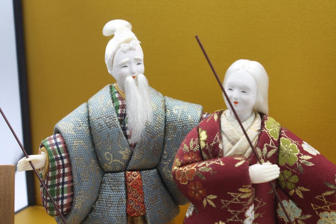 ガラスケース付き（寸法：横幅  約42cm）  木目込み人形