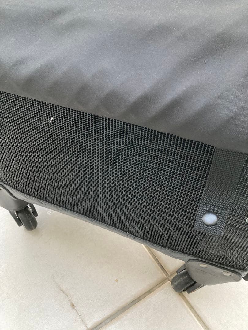 タグ付き新品　犬の黒いキルティングキャリーバッグ