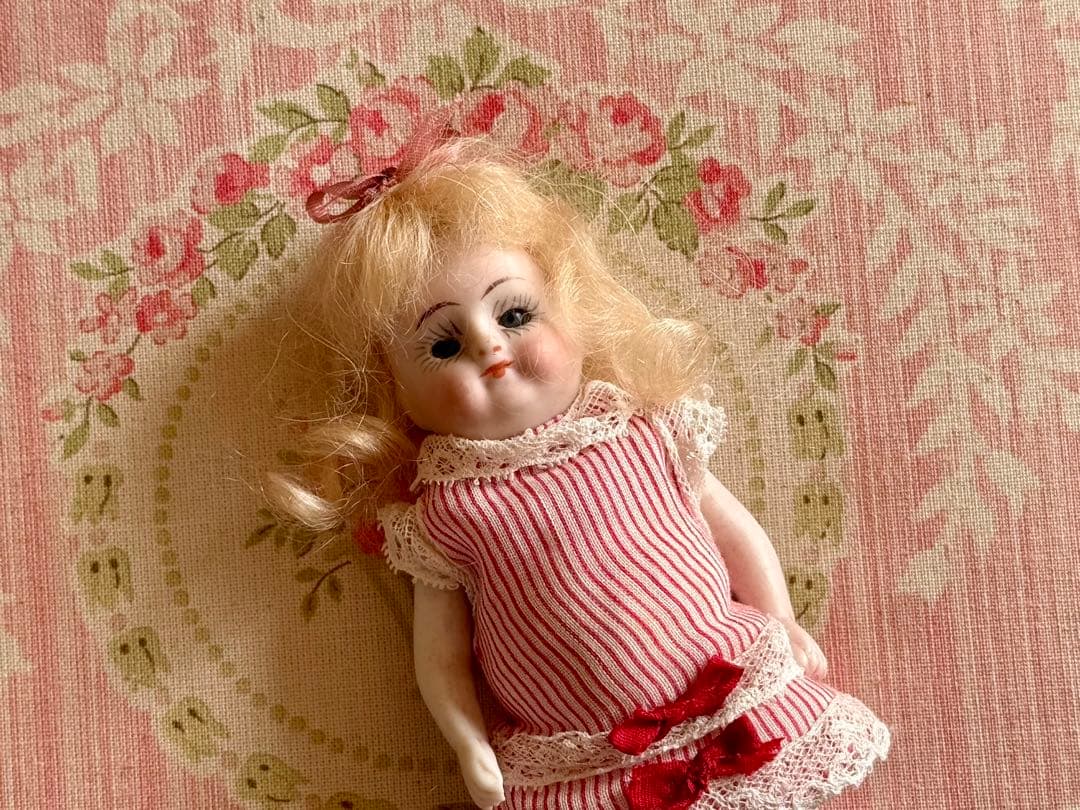 アンティーク　ミニョネット　ドール　＊赤いストライプのドレスの女の子＊