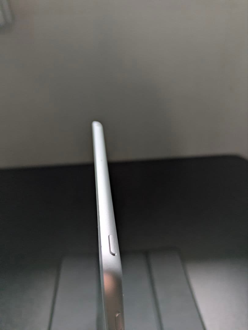 L*a様 iPad 第7世代 32GB Wi-Fiモデル・動作良好・ スタンド機