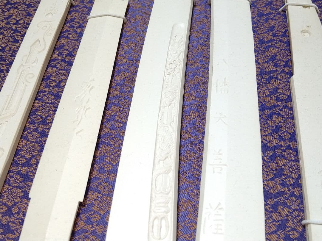 珍品!!　珍しい刀剣型彫り　　刀剣彫り物　型取り　石膏　美術品