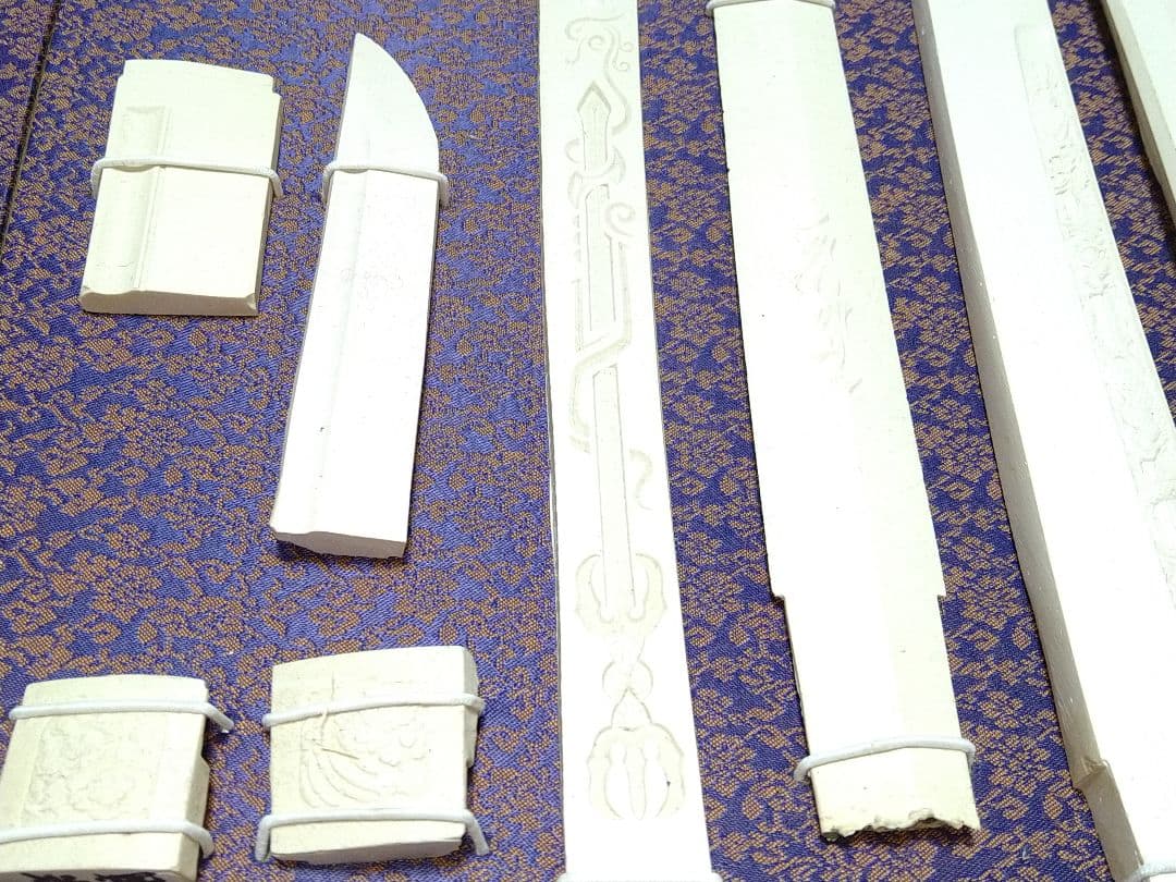 珍品!!　珍しい刀剣型彫り　　刀剣彫り物　型取り　石膏　美術品
