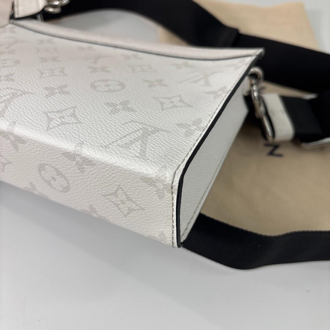 未使用/IC ルイヴィトン M30935 タイガラマ ガストン ショルダーバッグ