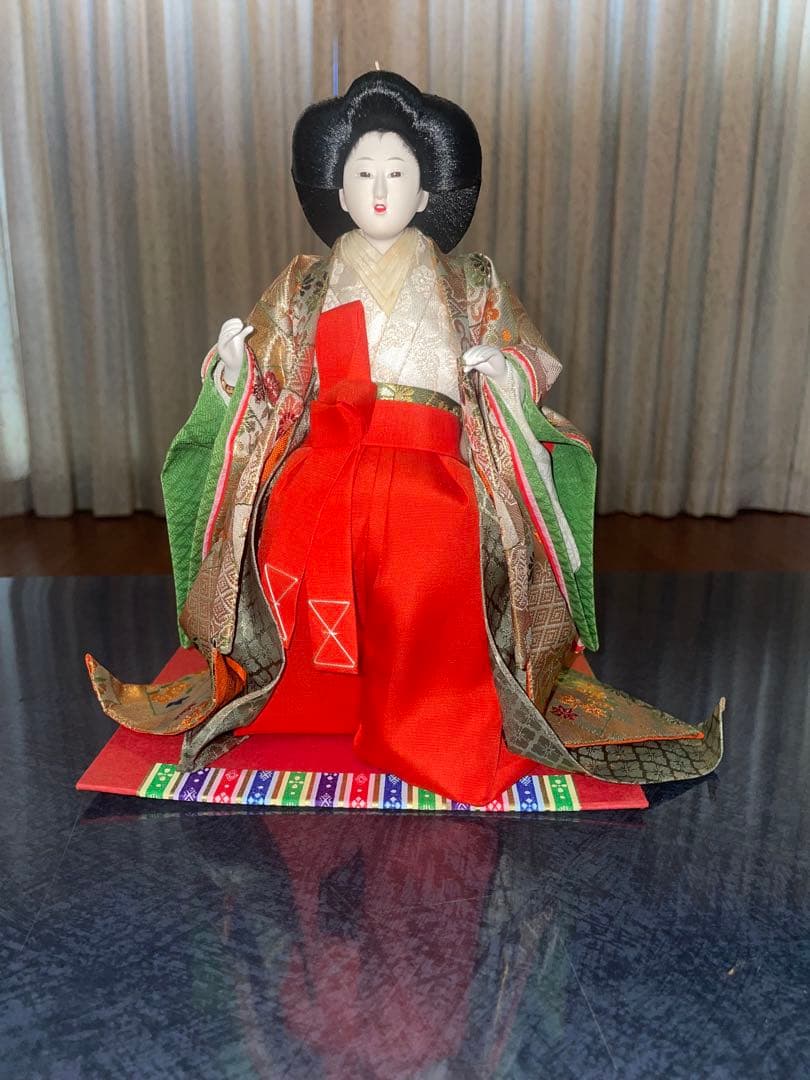雛人形 伝統的和装 金色赤色