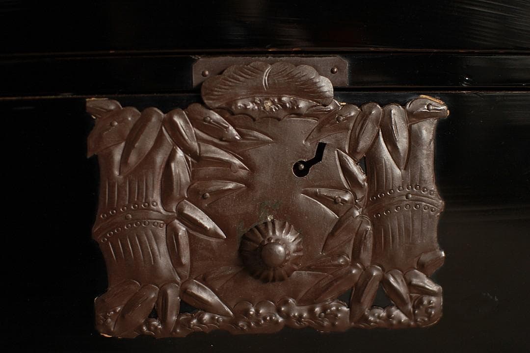 綺麗な打ち出し金具庄内箪笥　2段　タンス　収納　古家具　古民家　時代家具