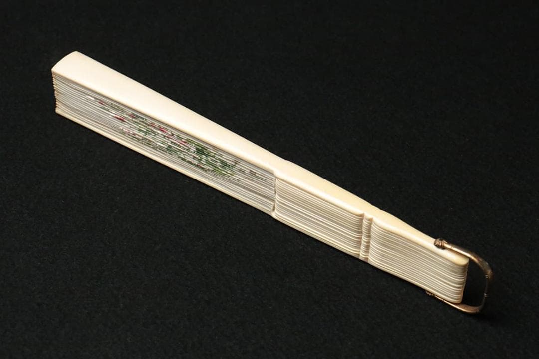 【文】　★ 文房 繍絵花卉紋牙骨絹面折扇 ★　清朝期　牡丹 刺繍文様　清供雅玩