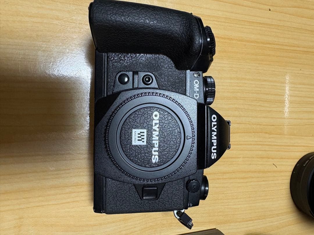 OLYMPUS OM-D ミラーレス一眼カメラ 本体と付属品