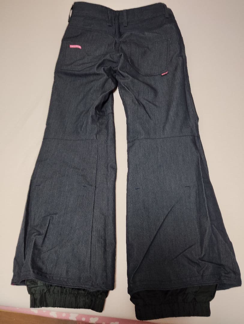 カラフルなスノーボードウェア上下