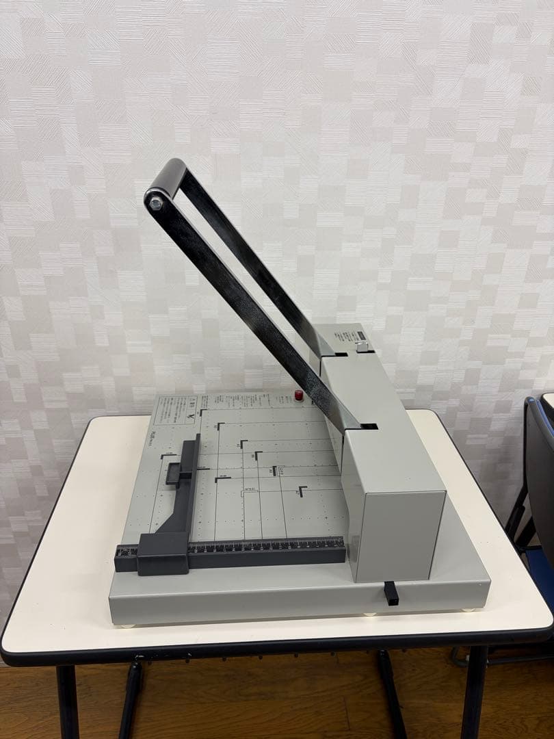 PLUS PK-513 手動裁断機 A4対応 グレー　手渡し限定