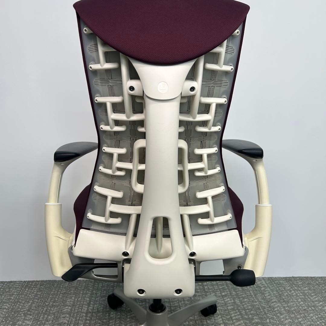 O. エンボディチェア ハーマンミラー ホワイト Embody. えんじ色