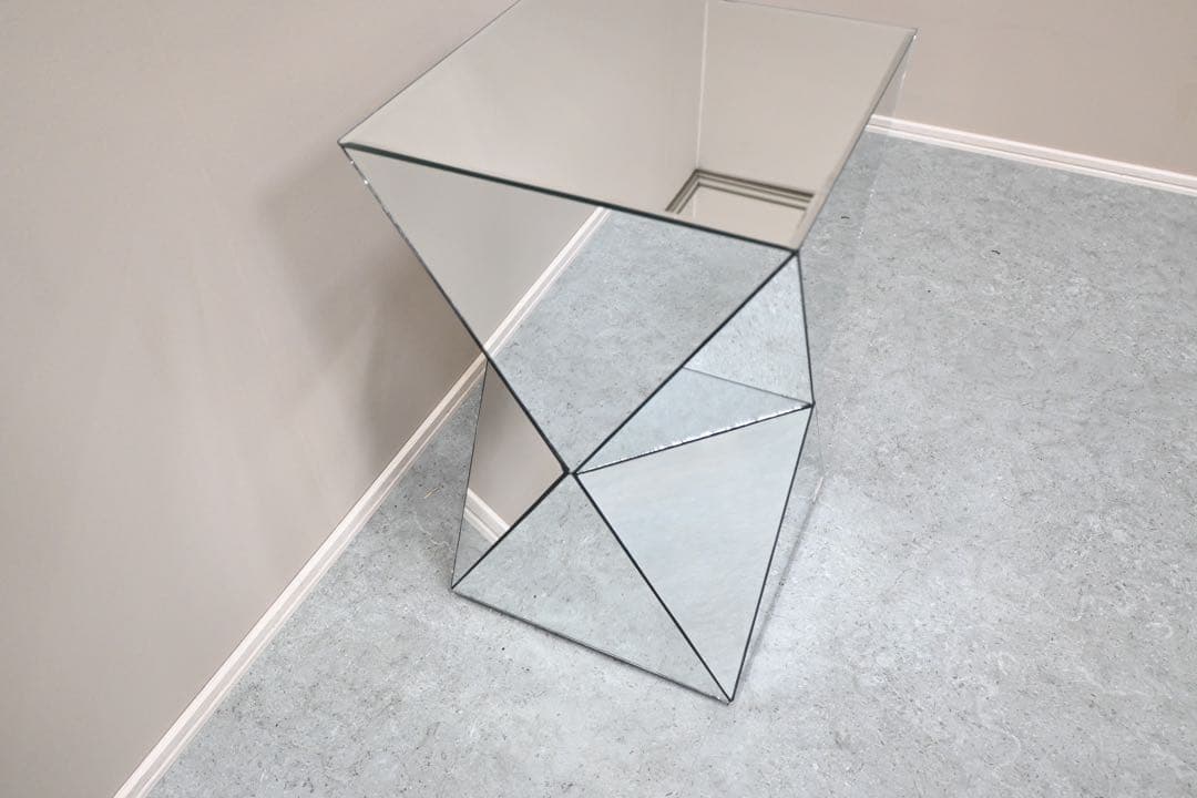 【極美品】KARE カレ ラグジュアリートライアングル32×32 サイドテーブル